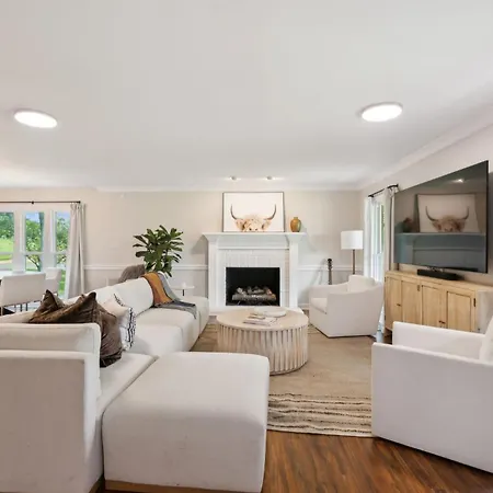 Luxury Farm House With Game Room & Outdoor Retreat